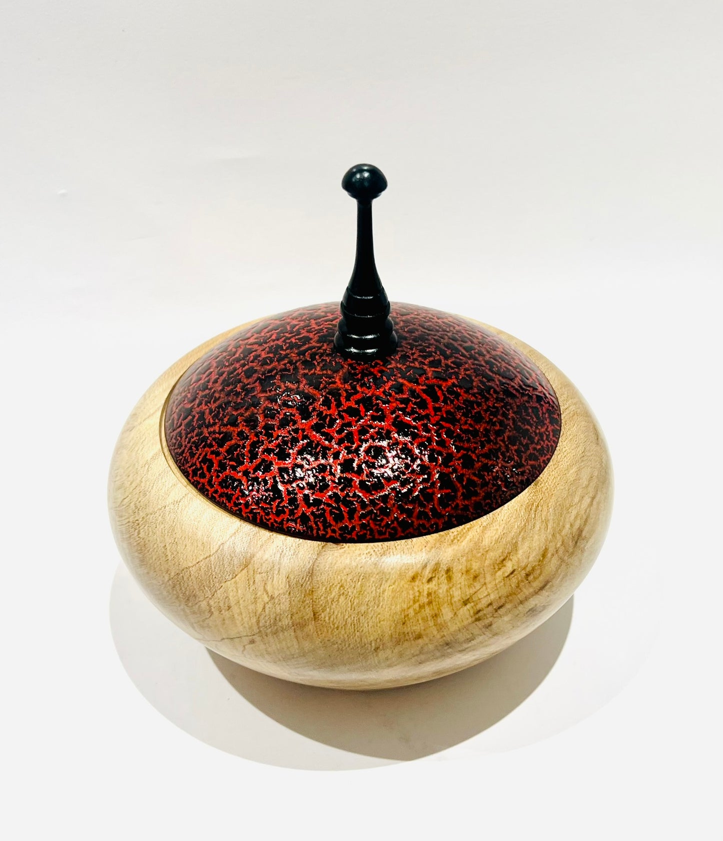 Sycamore Pot with a Crackle-Effect Lid