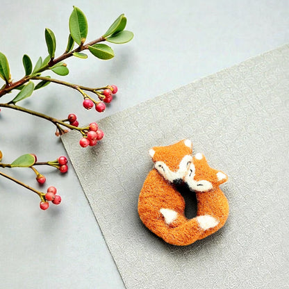 Felt Brooch - Cuddling Foxes