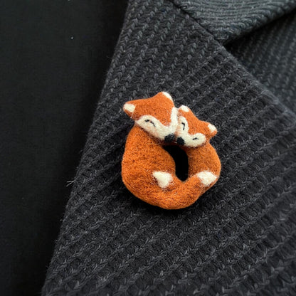 Felt Brooch - Cuddling Foxes