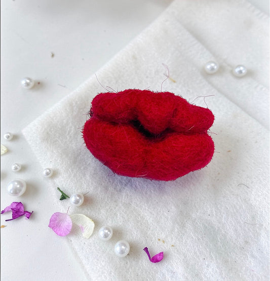 Felt Brooch - Kiss