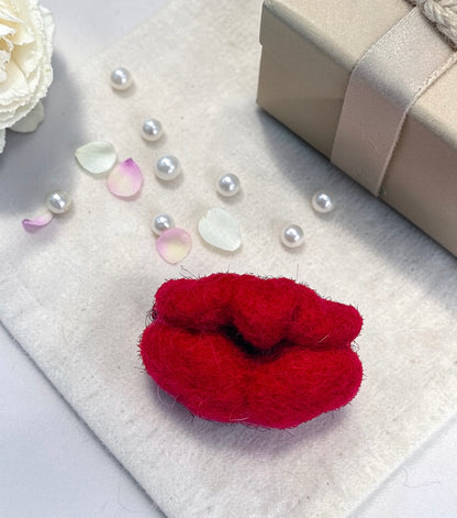 Felt Brooch - Kiss