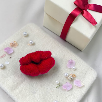 Felt Brooch - Kiss