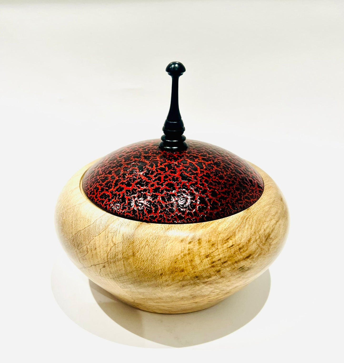 Sycamore Pot with a Crackle-Effect Lid